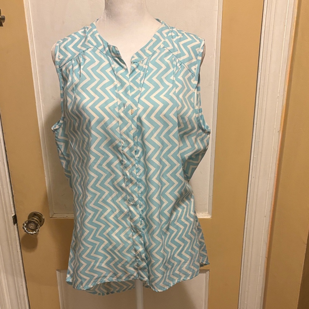 Chevron Patterned Sleeveless Blouse in Blue and White